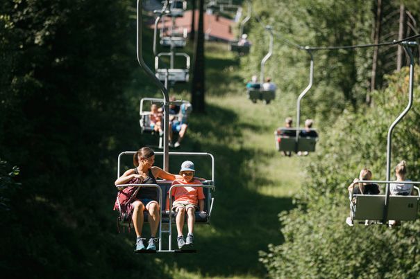 Mutter und Kind auf Sessellift