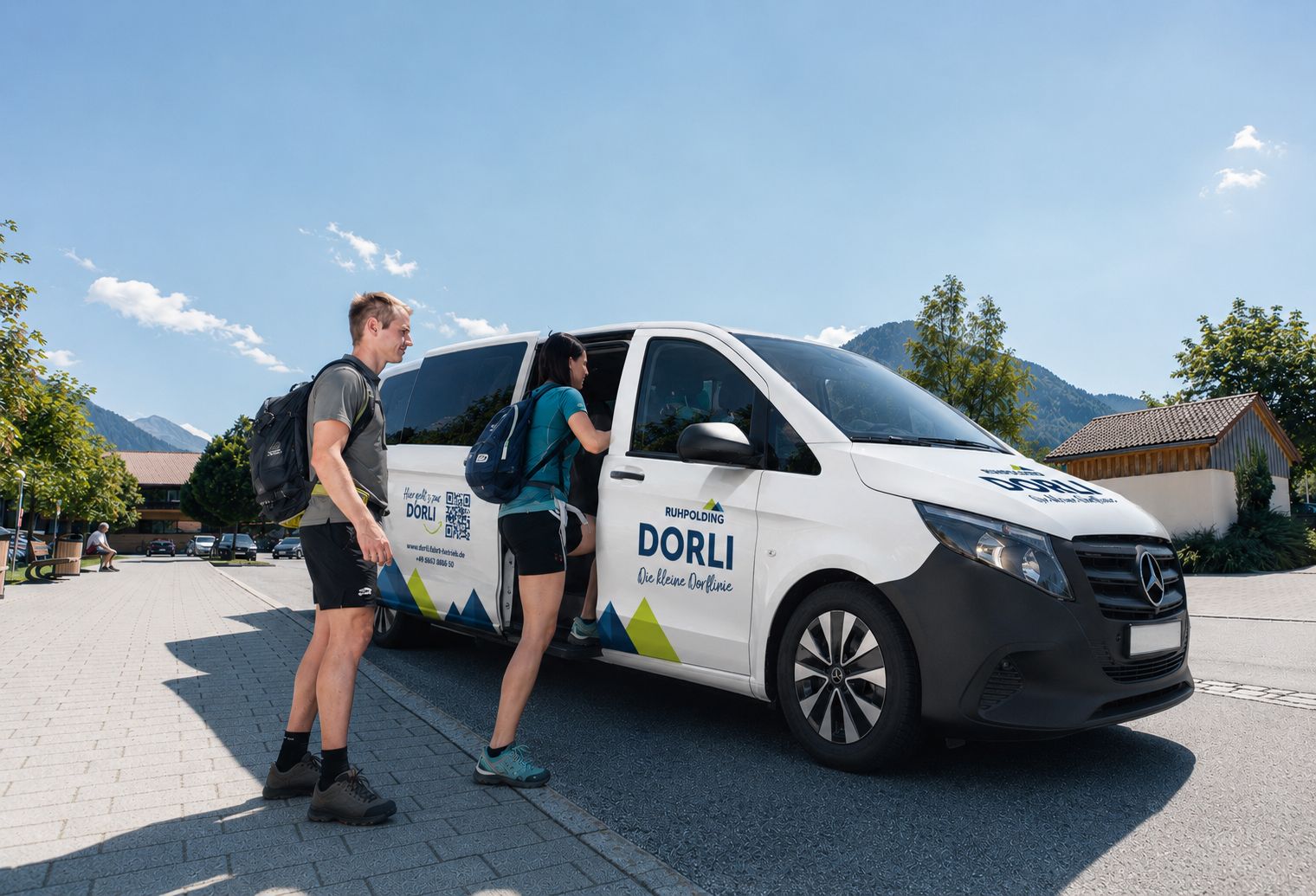 Zwei Personen steigen in ein Fahrzeug der DORLI ein.