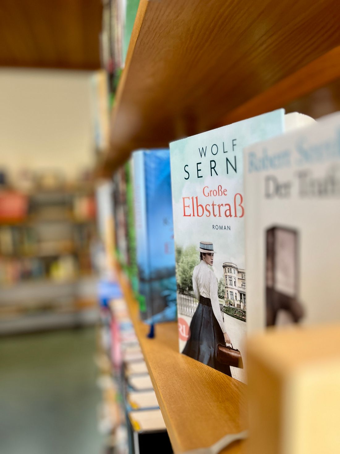 Nahaufname Bücherregal in der Gemeindebücherei