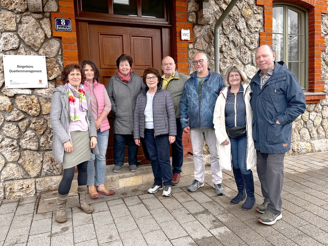 Gruppenfoto Ehrenamtlicher Fahrdienst vor dem Bahnhofsgebäude