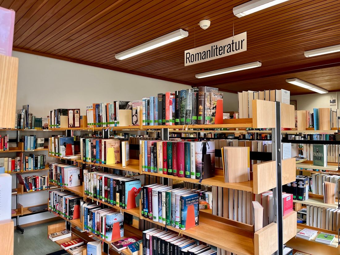 Innenansicht mit Bücherregale in der Gemeindebücherei
