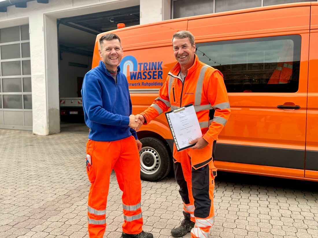 Wasserwerksleiter Franz Astner schüttelt Robert Linsmeier die Hand und gratuliert zur bestandenen Prüfung