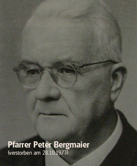 Schwarz-weiß Portrait Ehrenbürger Pfarrer Peter Bergmaier verstorben am 28.10.1973